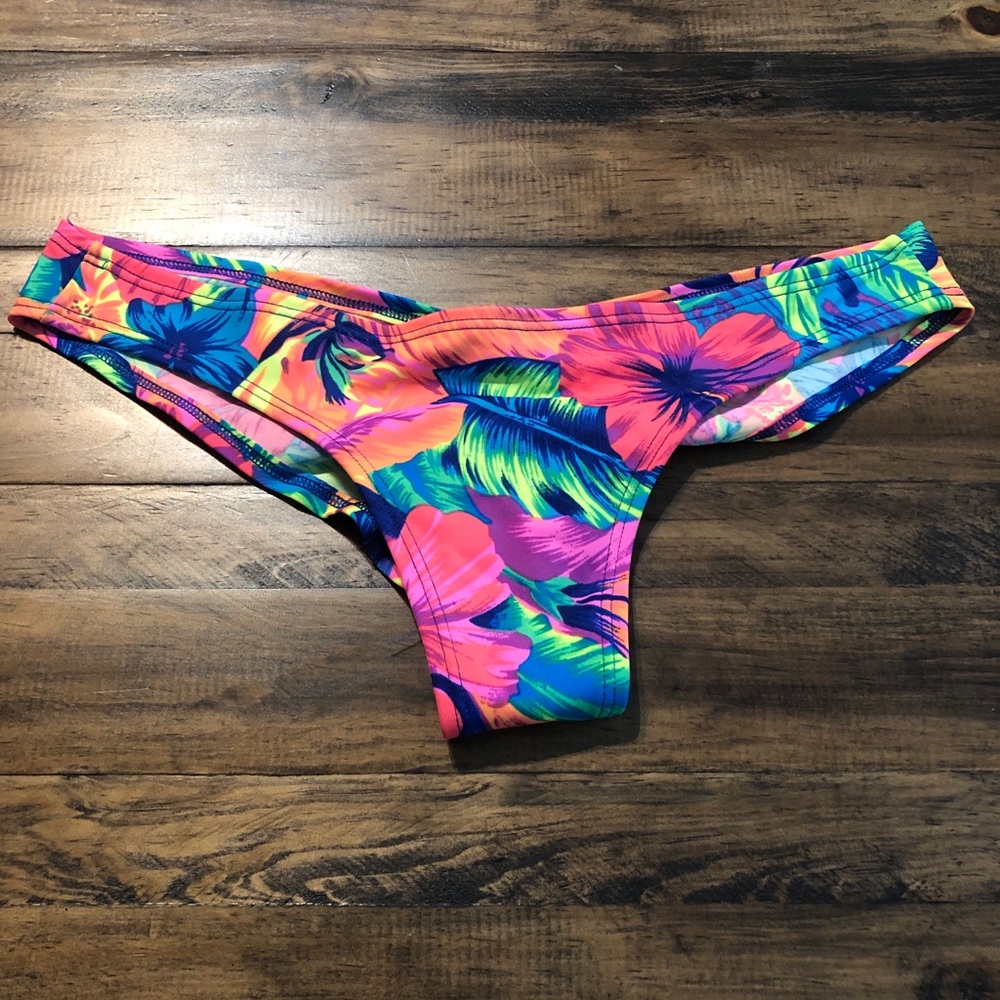 Cheeky bottom with scrunching on back